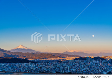 【静岡県】円山花木園から眺める静岡市の街並みと富士山と満月 【静岡県】円山花木園から眺める静岡市の街並みと富士山と満月 122059807