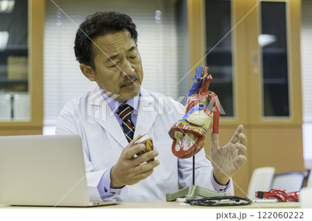 人体模型を使って説明をする医師　セミナー　撮影協力：学校法人電波学園 東京電子專門学校 122060222