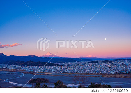 【静岡県】円山花木園から眺める静岡市の街並みと富士山　夕景 122060630