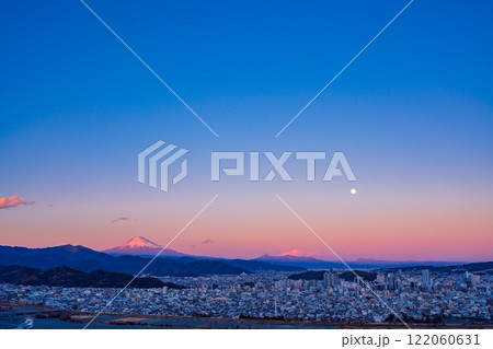 【静岡県】円山花木園から眺める静岡市の街並みと富士山　夕景 122060631