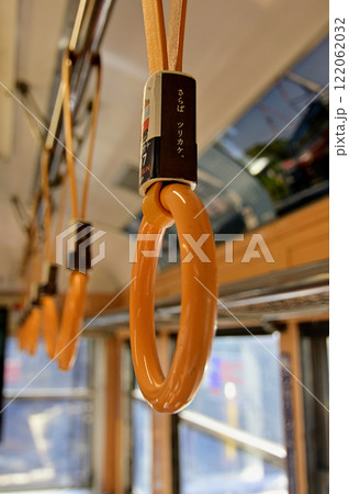 電車の吊り革 122062032