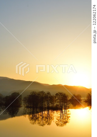 朝の秋元湖（福島県） 122062174