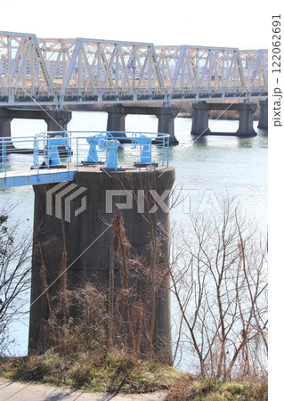 尼崎市水道局取水施設と淀川橋梁（赤川鉄橋） 122062691