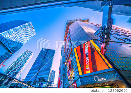 日本の東京都市景観  ウェーヴ通り（出入口）前から、渋谷のビル群などを望む＝令和7年1月10日 122062692