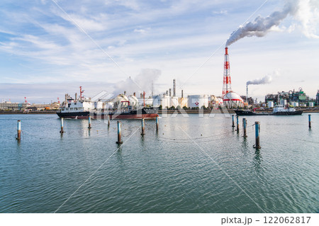 四日市コンビナート、霞ヶ浦緑地公園からの眺め〈三重県四日市市〉 四日市コンビナート、霞ヶ浦緑地公園からの眺め〈三重県四日市市〉 122062817