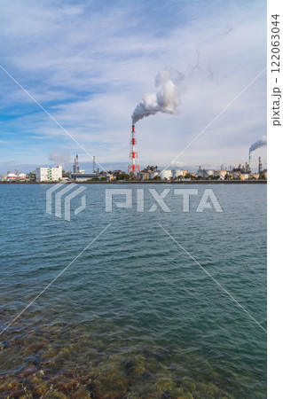 四日市コンビナート、霞ヶ浦緑地公園からの眺め〈三重県四日市市〉 122063044