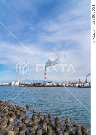四日市コンビナート、霞ヶ浦緑地公園からの眺め〈三重県四日市市〉 四日市コンビナート、霞ヶ浦緑地公園からの眺め〈三重県四日市市〉 122063051