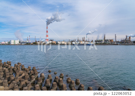四日市コンビナート、霞ヶ浦緑地公園からの眺め〈三重県四日市市〉 122063052