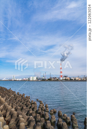 四日市コンビナート、霞ヶ浦緑地公園からの眺め〈三重県四日市市〉 四日市コンビナート、霞ヶ浦緑地公園からの眺め〈三重県四日市市〉 122063054
