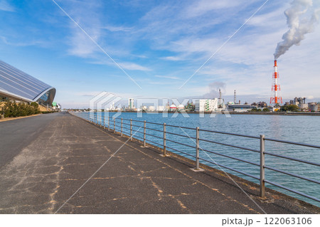 四日市コンビナート、霞ヶ浦緑地公園からの眺め〈三重県四日市市〉 122063106