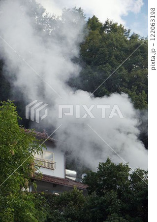 立ち上る煙 122063198