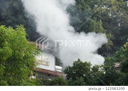 立ち上る煙 122063200