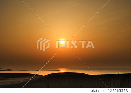 【鳥取県】鳥取砂丘に沈む夕陽 122063358