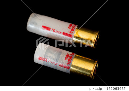 スラッグ弾の使用前後　(写真素材) 122063485