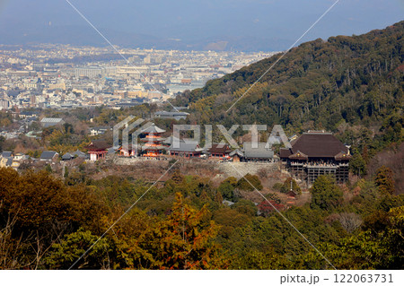 阿弥陀ヶ峰より清水寺を望む 阿弥陀ヶ峰より清水寺を望む 122063731