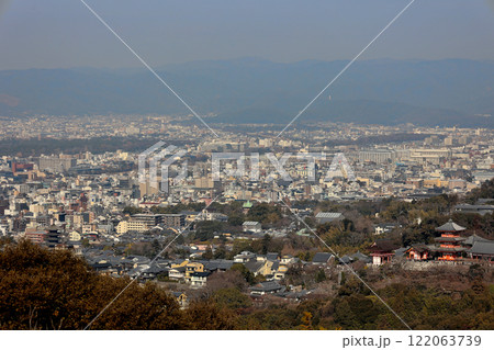 阿弥陀ヶ峰より清水寺　三重塔　京都市内を望む 122063739