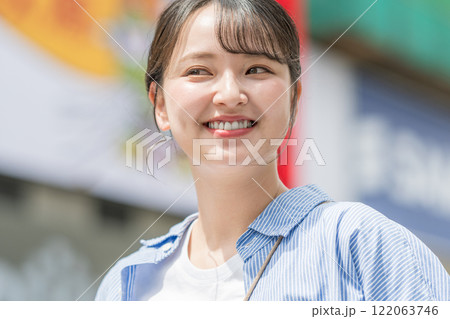 日本・大阪の街を観光する若い女性 122063746