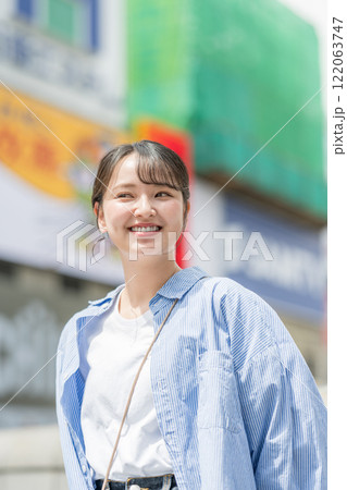 日本・大阪の街を観光する若い女性 日本・大阪の街を観光する若い女性 122063747