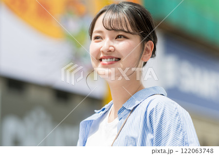 日本・大阪の街を観光する若い女性 122063748