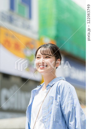 日本・大阪の街を観光する若い女性 日本・大阪の街を観光する若い女性 122063749