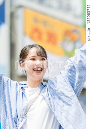 日本・大阪の街を観光する若い女性 122063752