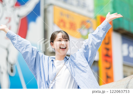 日本・大阪の街を観光する若い女性 122063753