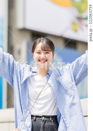 日本・大阪の街を観光する若い女性 122063754