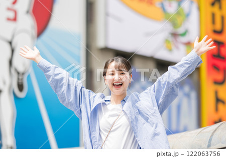 日本・大阪の街を観光する若い女性 122063756