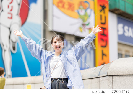 日本・大阪の街を観光する若い女性 122063757
