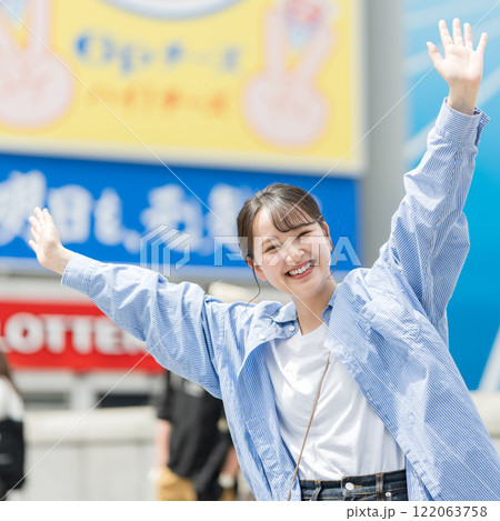 日本・大阪の街を観光する若い女性 日本・大阪の街を観光する若い女性 122063758