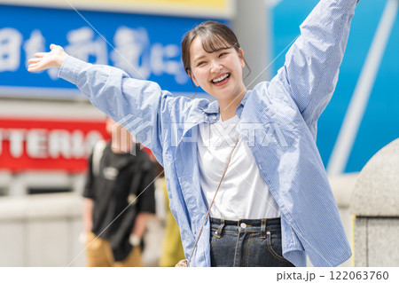 日本・大阪の街を観光する若い女性 日本・大阪の街を観光する若い女性 122063760