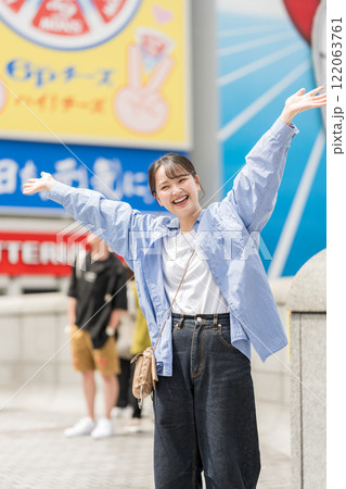 日本・大阪の街を観光する若い女性 日本・大阪の街を観光する若い女性 122063761