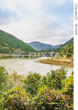 川根本町の秋の長島公園近くにある南アルプス接岨大吊橋の風景(静岡県) 122063822