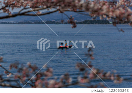 【滋賀県】海津大崎 満開の桜とびわ湖のカヌー 【滋賀県】海津大崎 満開の桜とびわ湖のカヌー 122063848