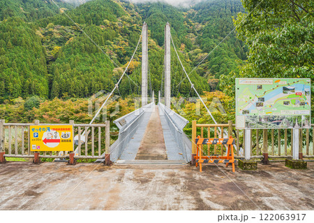 川根本町の秋の長島公園近くにある南アルプス接岨大吊橋の風景(静岡県) 川根本町の秋の長島公園近くにある南アルプス接岨大吊橋の風景(静岡県) 122063917