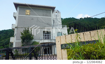 静岡県周智郡森町の風景（旧森町立泉陽中学校の校舎） 122064062