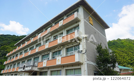 静岡県周智郡森町の風景（旧森町立泉陽中学校の校舎） 122064072