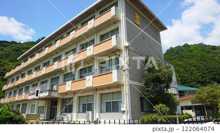 静岡県周智郡森町の風景（旧森町立泉陽中学校の校舎） 122064074