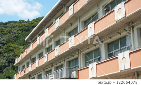 静岡県周智郡森町の風景（旧森町立泉陽中学校の校舎） 122064078