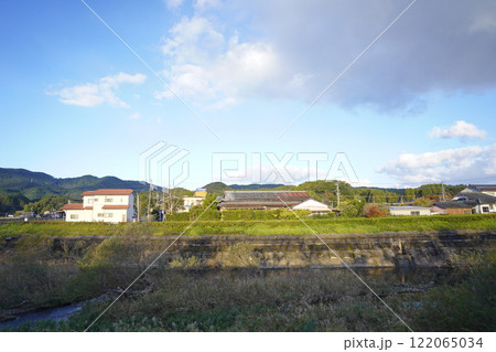 早朝の川棚川の風景 122065034