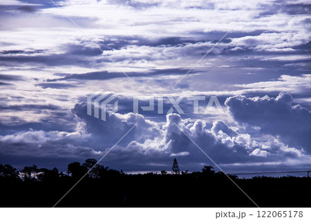 サンパウロ近郊の夏の入道雲　ブラジル 122065178
