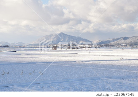雪の弥彦山と角田山(新潟県) 雪の弥彦山と角田山(新潟県) 122067549