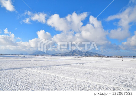 雪の弥彦山と角田山(新潟県) 雪の弥彦山と角田山(新潟県) 122067552