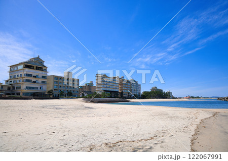 〈鳥取県〉皆生温泉海遊ビーチから見た皆生温泉街　3月 122067991