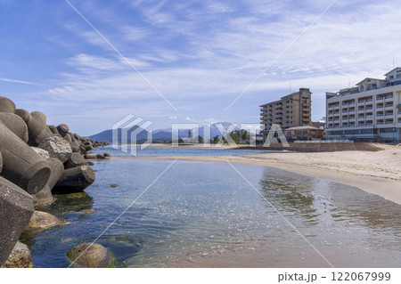〈鳥取県〉皆生温泉海遊ビーチから見た残雪の大山　3月 122067999