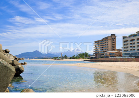 〈鳥取県〉皆生温泉海遊ビーチから見た残雪の大山　3月 122068000