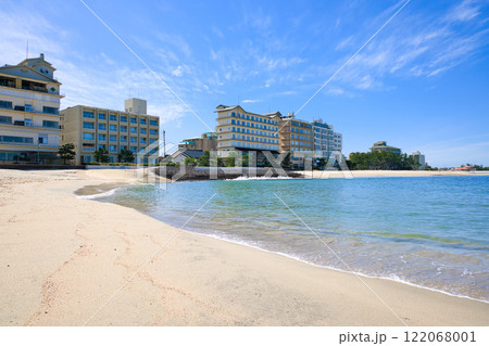 〈鳥取県〉皆生温泉海遊ビーチから見た皆生温泉街 3月 〈鳥取県〉皆生温泉海遊ビーチから見た皆生温泉街 3月 122068001