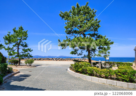 〈鳥取県〉皆生温泉海遊ビーチに続く道　3月 122068006