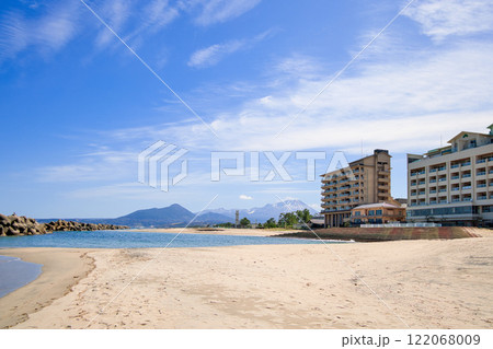 〈鳥取県〉皆生温泉海遊ビーチから見た残雪の大山 3月 〈鳥取県〉皆生温泉海遊ビーチから見た残雪の大山 3月 122068009