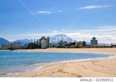 〈鳥取県〉皆生温泉海遊ビーチから見た残雪の大山　3月 122068011